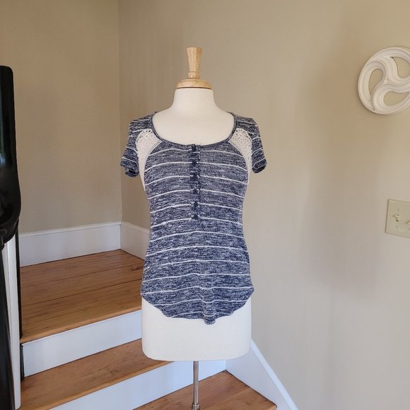 Crochet Detailed Short Sleeve Top By paper + tee. Size M - Picture 2 of 8